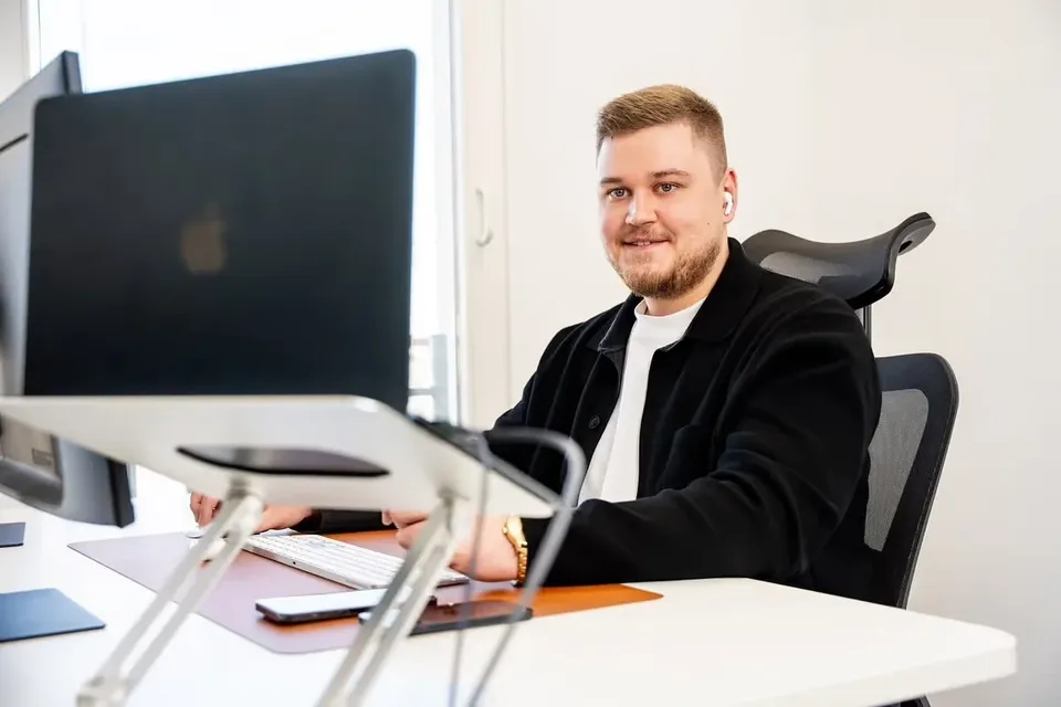Kollege am Schreibtisch im Büro in Düsseldorf